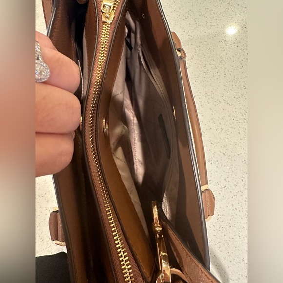 MICHAEL KORS LYNN Vanilla LG EW
Satchel Purse - Picture 3 of 14